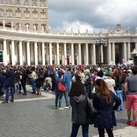 Piazza San Pietro si riempie di gente 
